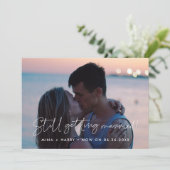 Minimalistisch nog steeds getrouwd huwelijksupdate aankondiging (Staand voorkant)