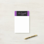 Minimalistisch paars en zwart post-it® notes (Op bureau)