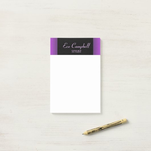 Minimalistisch paars en zwart post-it® notes (Op bureau)