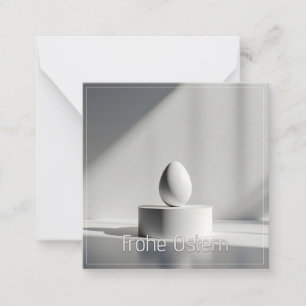 Minimalistisch Pasen ei op modern podium Notitiekaartje