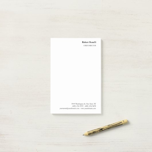 Minimalistisch platte wit modern post-it® notes (Op bureau)