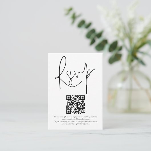 Minimalistisch QR-codescript bruiloft RSVP Informatiekaartje (Staand voorkant)