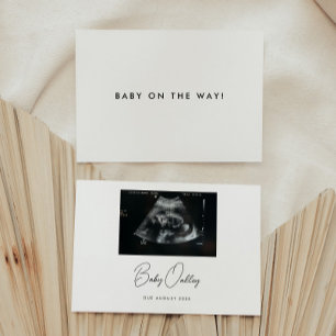 Minimalistisch Schrift "Baby On The Way!" Zwangers Aankondiging