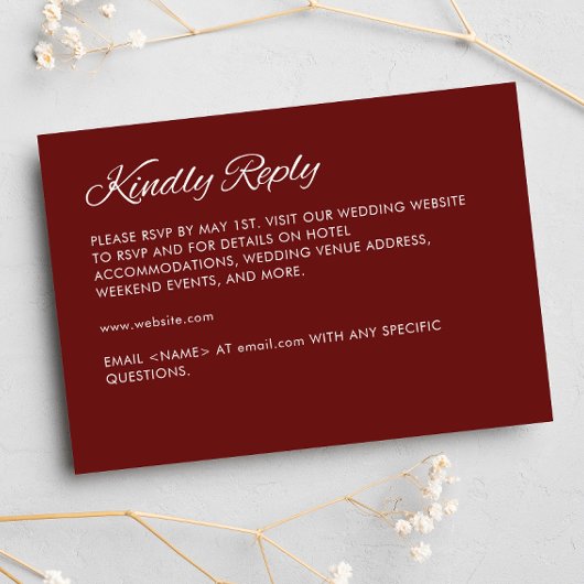 Minimalistisch script Crimson Red Wedding RSVP Kaartje