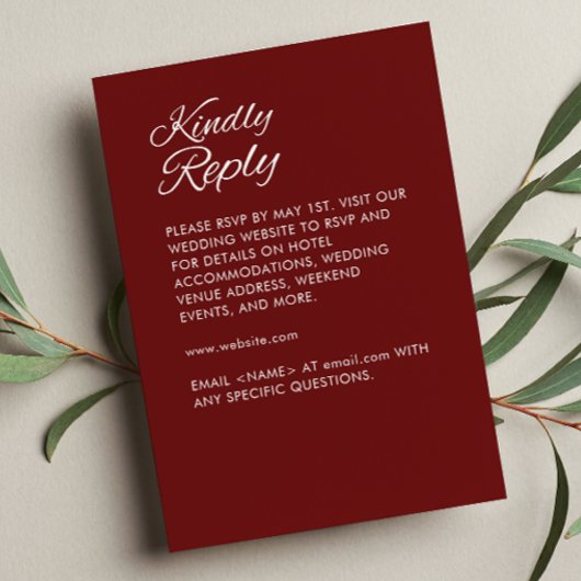 Minimalistisch script Crimson Red Wedding RSVP Kaartje