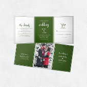 Minimalistisch script donkergroen en wit huwelijk drieluik uitnodiging