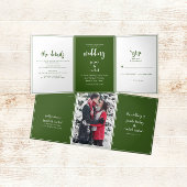 Minimalistisch script donkergroen en wit huwelijk drieluik uitnodiging