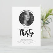 Minimalistisch script foto 30e verjaardagsfeest kaart (Staand voorkant)