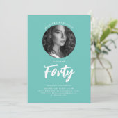 Minimalistisch script foto 40e verjaardagsfeestje kaart (Staand voorkant)
