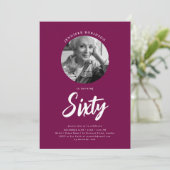 Minimalistisch script foto 60e verjaardag magenta kaart (Staand voorkant)