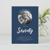 Minimalistisch Script Foto 70e Verjaardagsfeestje  Kaart (Staand voorkant)