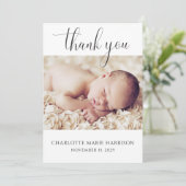 Minimalistisch Script Foto Nieuwe Baby Aankondigin Kaart (Staand voorkant)