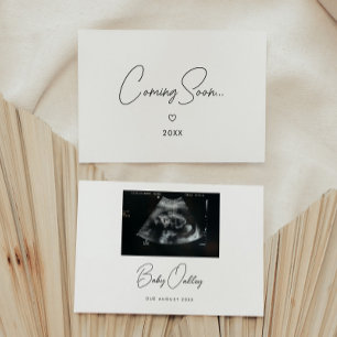 Minimalistisch script "Komt Erbij" Baby Zwangersch Aankondiging