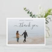 Minimalistisch script met 2 fotocollage bruiloft bedankkaart (Staand voorkant)