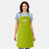 Minimalistisch Script Name Initiaal | Lime Green Schort (Gedragen)