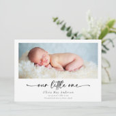 Minimalistisch script Onze Little One Foto Geboort Aankondiging (Staand voorkant)