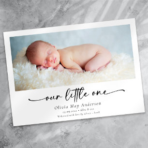 Minimalistisch script Onze Little One Foto Geboort Aankondiging