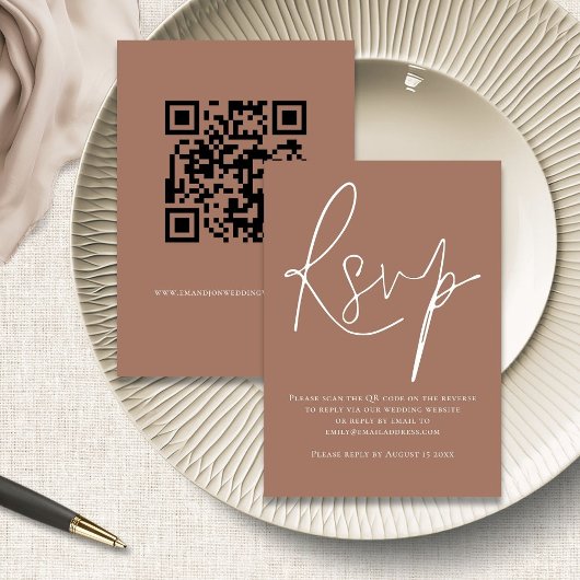 Minimalistisch script QR-code Bruin RSVP bruiloft Kaartje