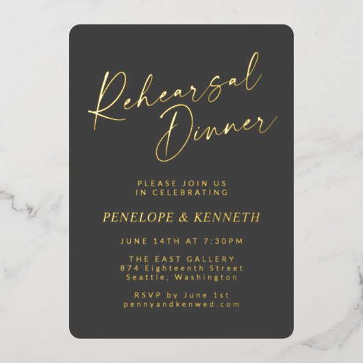 Minimalistisch script repetitie zwart goud folie uitnodiging (Voorkant)