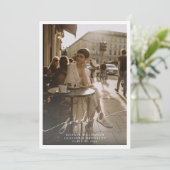 Minimalistisch script wit overlay foto afstuderen aankondiging (Staand voorkant)