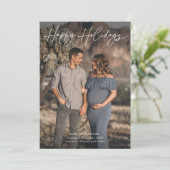 Minimalistisch Script Zwangerschap Foto Feestdagenkaart (Staand voorkant)