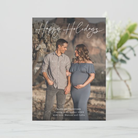 Minimalistisch Script Zwangerschap Foto Feestdagenkaart (Staand voorkant)
