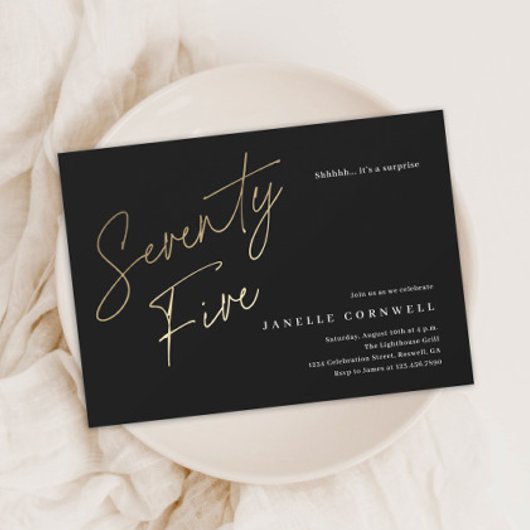 Minimalistisch script zwart en Gold 75th Birthday Uitnodiging Briefkaart