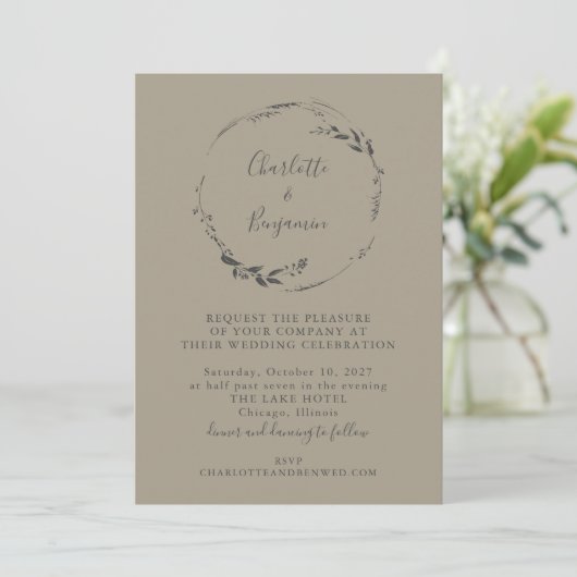 Minimalistisch Taupe Grey Floral Wreath Script Wed Kaart (Staand voorkant)