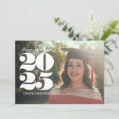 Minimalistisch White Numeric Date Photo Afstuderen Aankondiging (Staand voorkant)