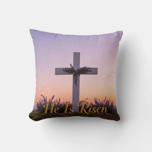 Minimalistisch wit kruis versierd met lavendel kussen