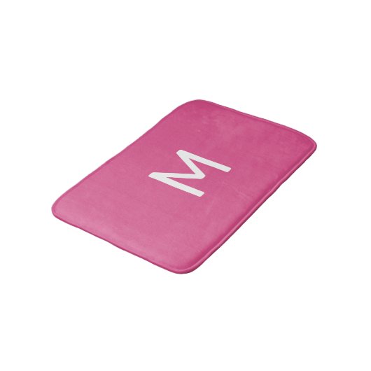 Minimalistisch wit monogram op roze badmat (Gekanteld)
