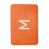 Minimalistisch wit monogram op Sinaasappel Badmat (Voorkant Verticaal)