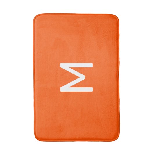 Minimalistisch wit monogram op Sinaasappel Badmat (Voorkant Verticaal)