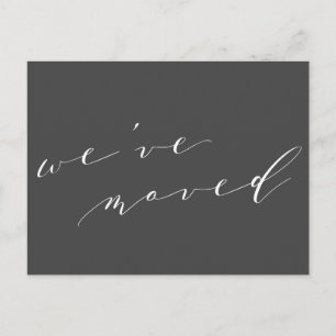Minimalistisch zwart schrift We verhuisden naar ee Briefkaart