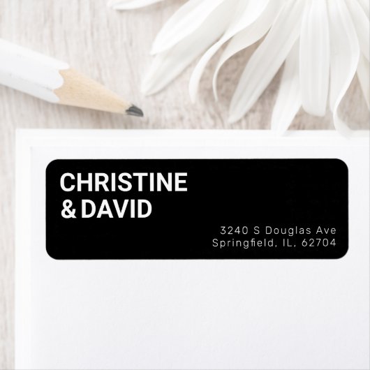 Minimalistisch zwart weddenschap met paar retourad etiket (Insitu)