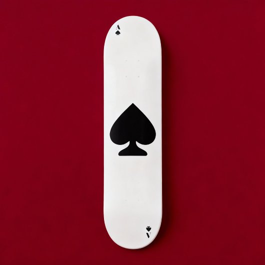 Minimalistisch zwart-wit schoppenaas skateboard