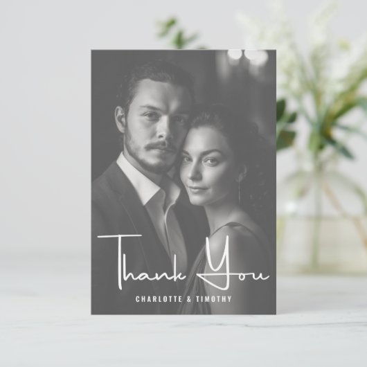 Minimalistisch zwart wit script bruiloft foto bedankkaart (Staand voorkant)