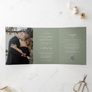 Minimalistische 2 foto salie groene trouw-RSVP QR Drieluik Uitnodiging
