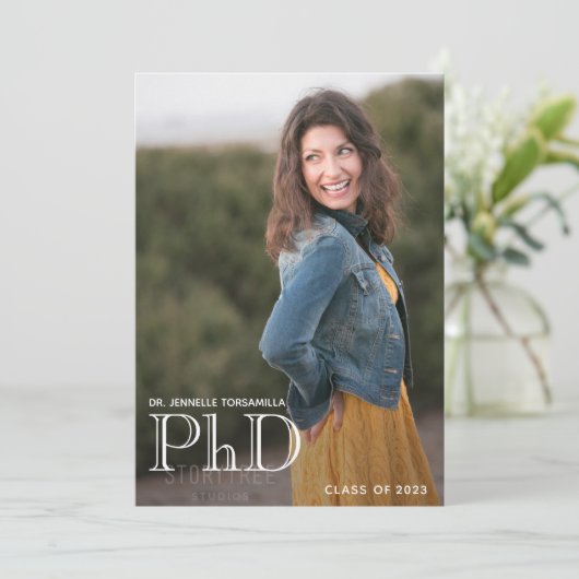 Minimalistische aankondiging van het Afstuderen Ph (Staand voorkant)