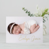 Minimalistische Baby Meisje Naam Script Foto Geboo Folie Uitnodiging (Staand Voorkant)