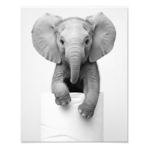 Minimalistische babyolifant die over toiletpapier foto afdruk