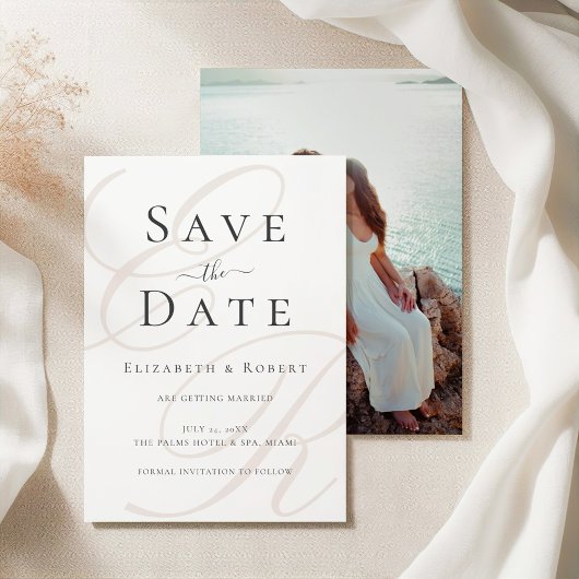 Minimalistische Beige Monogram Custom Photo Weddin Save The Date