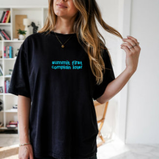Minimalistische bergshirt met eenvoudig lijnontwer t-shirt