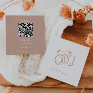 Minimalistische Blush en Witte Fotocamera QR Code Vierkante Visitekaartje