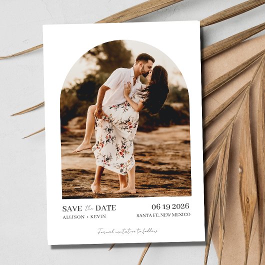 Minimalistische boog foto strand bruiloft save the date