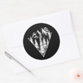 Minimalistische bosscène met dennenbomen ronde sticker (Envelop)