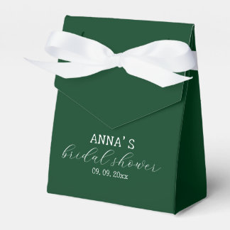 Minimalistische bruidsfeest met groen en wit bedankdoosjes