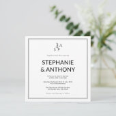 Minimalistische BW Monogram Wildflower Wedding Kaart (Staand voorkant)