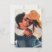 Minimalistische Casual Sage Groene Bruiloft RSVP Kaartje (Achterkant)