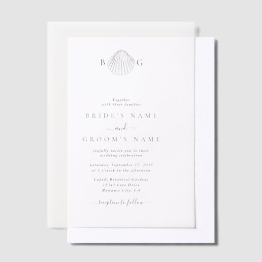 Minimalistische Clam Seashell Monogram Bruiloft Vellum Uitnodigingen (Offset)